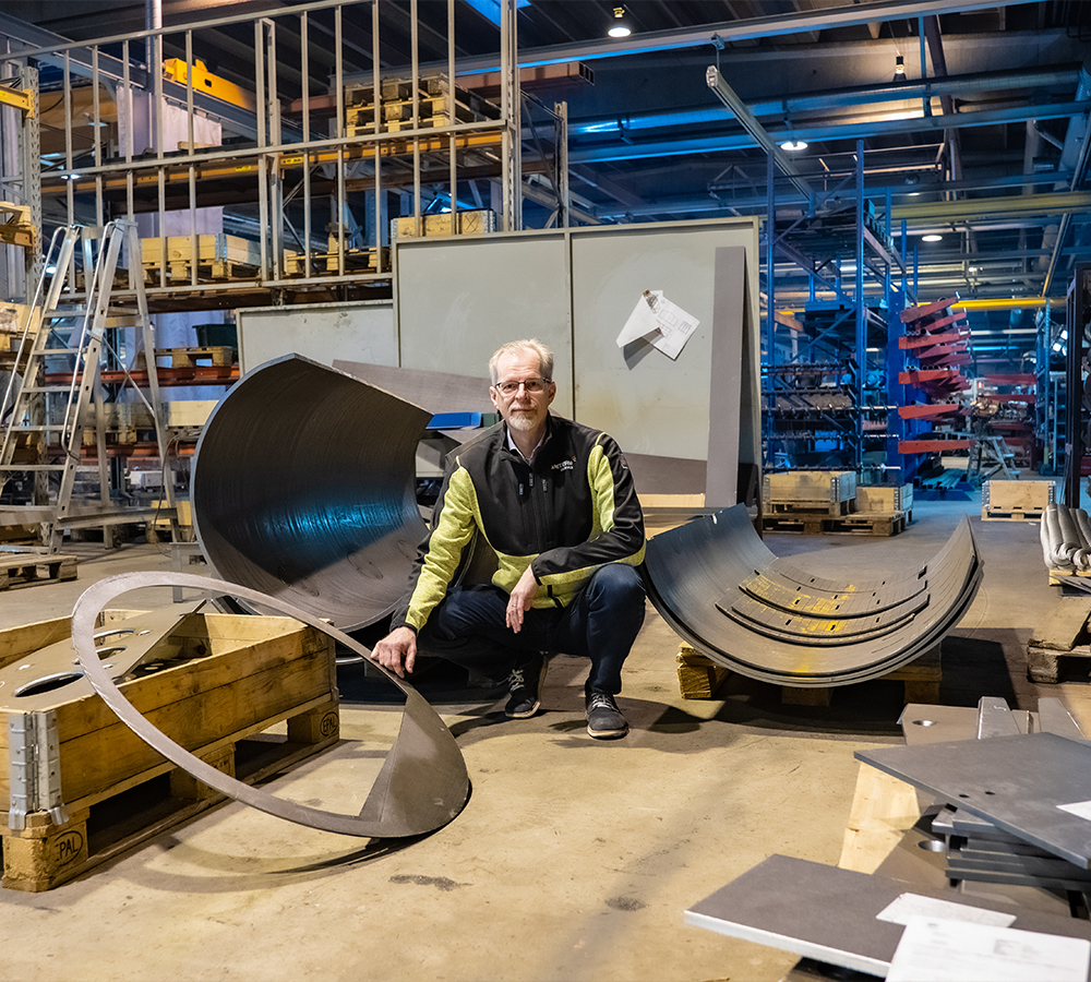 Ariterm Energy tehdaskuva sisältä. Kuvassa toimitusjohtaja Jari Kanervo.